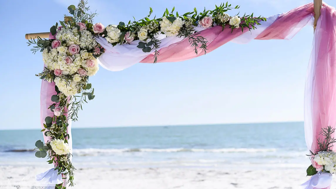 Hochzeitsbogen mit Frischblumen