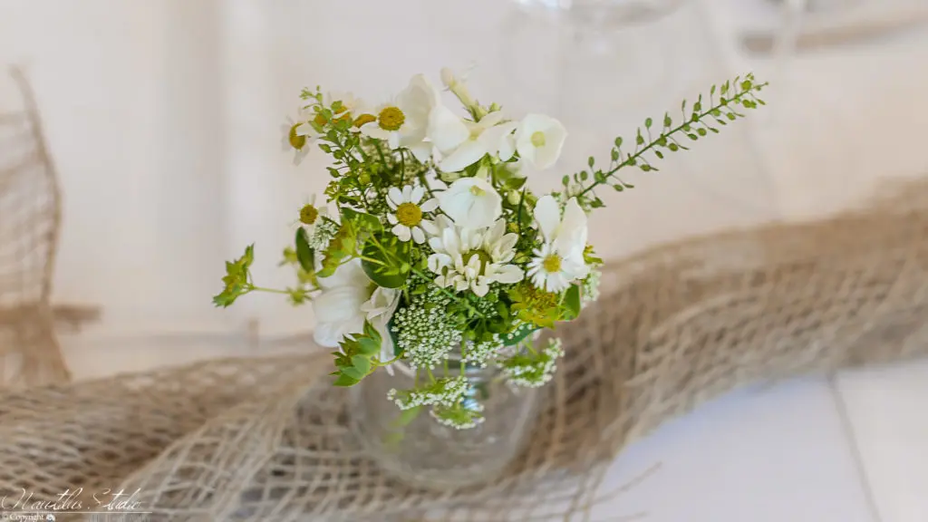 wedding reception small field flower vase Hochzeitsdekoration Florida, kleine Blumenvase mit Wiesenblumen
