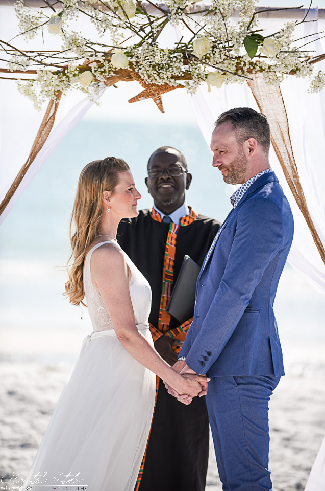 Standesbeamter in Florida, Brautpaar hält Hände während der Trauung