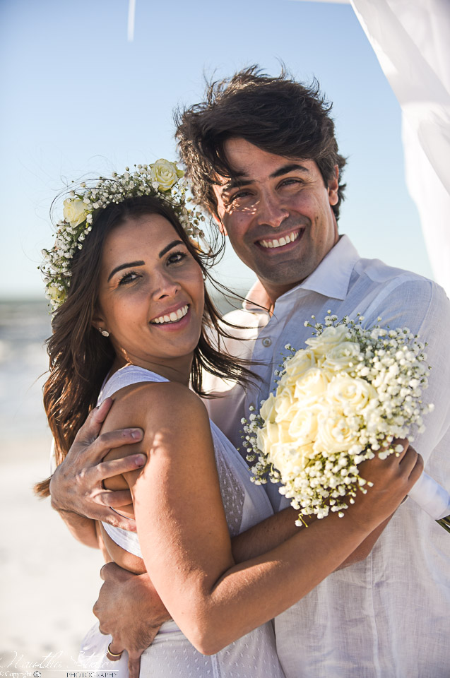 Symbolische Hochzeit in Florida, Lachendes Brautpaar am Strand