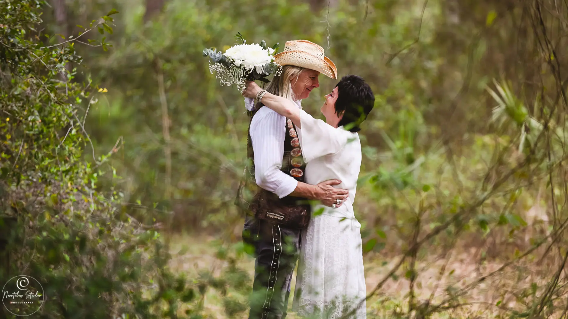 Hochzeit naturverbunden, Brautpaar im indianisch inspirierten outfit