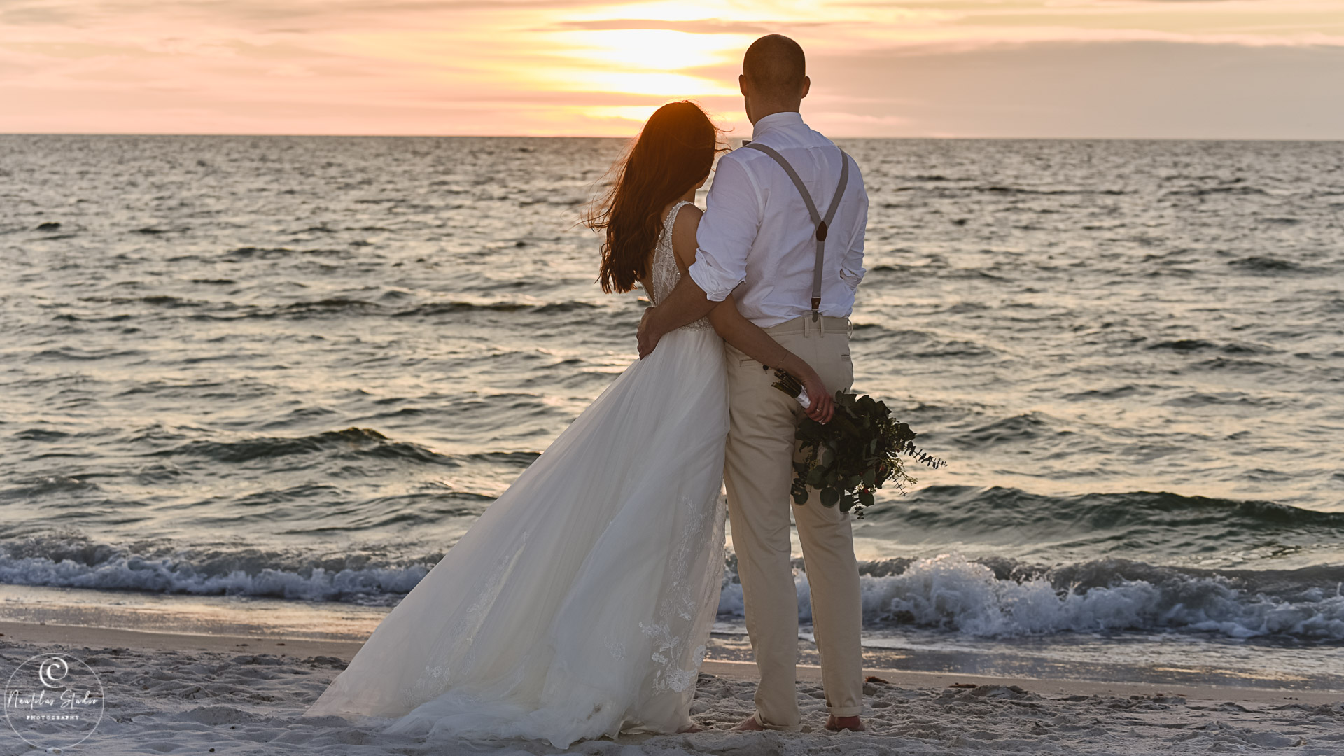 Brautpaar am Strand in Florida bei Sonnenuntergan