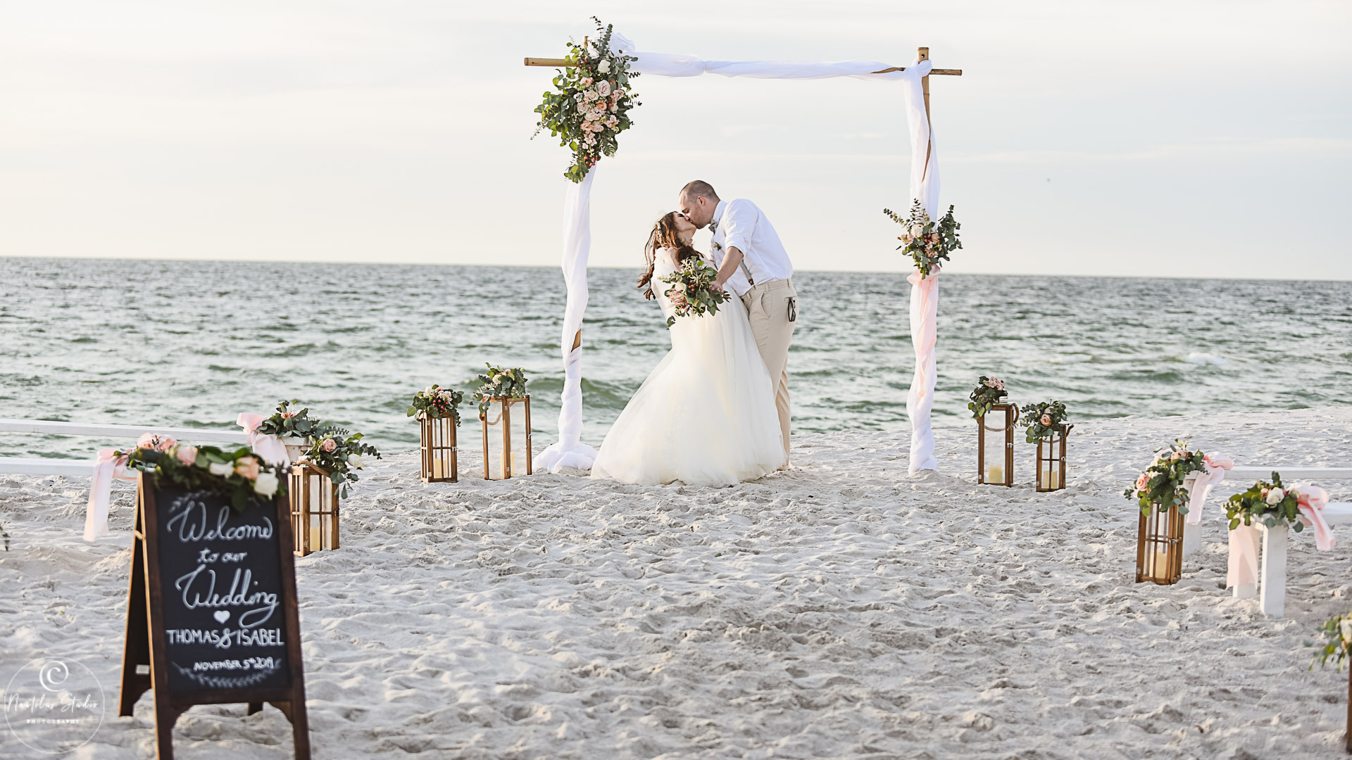 Fotoshooting Elopement Hochzeit in Naples Florida Kuss am Hochzeitsbogen