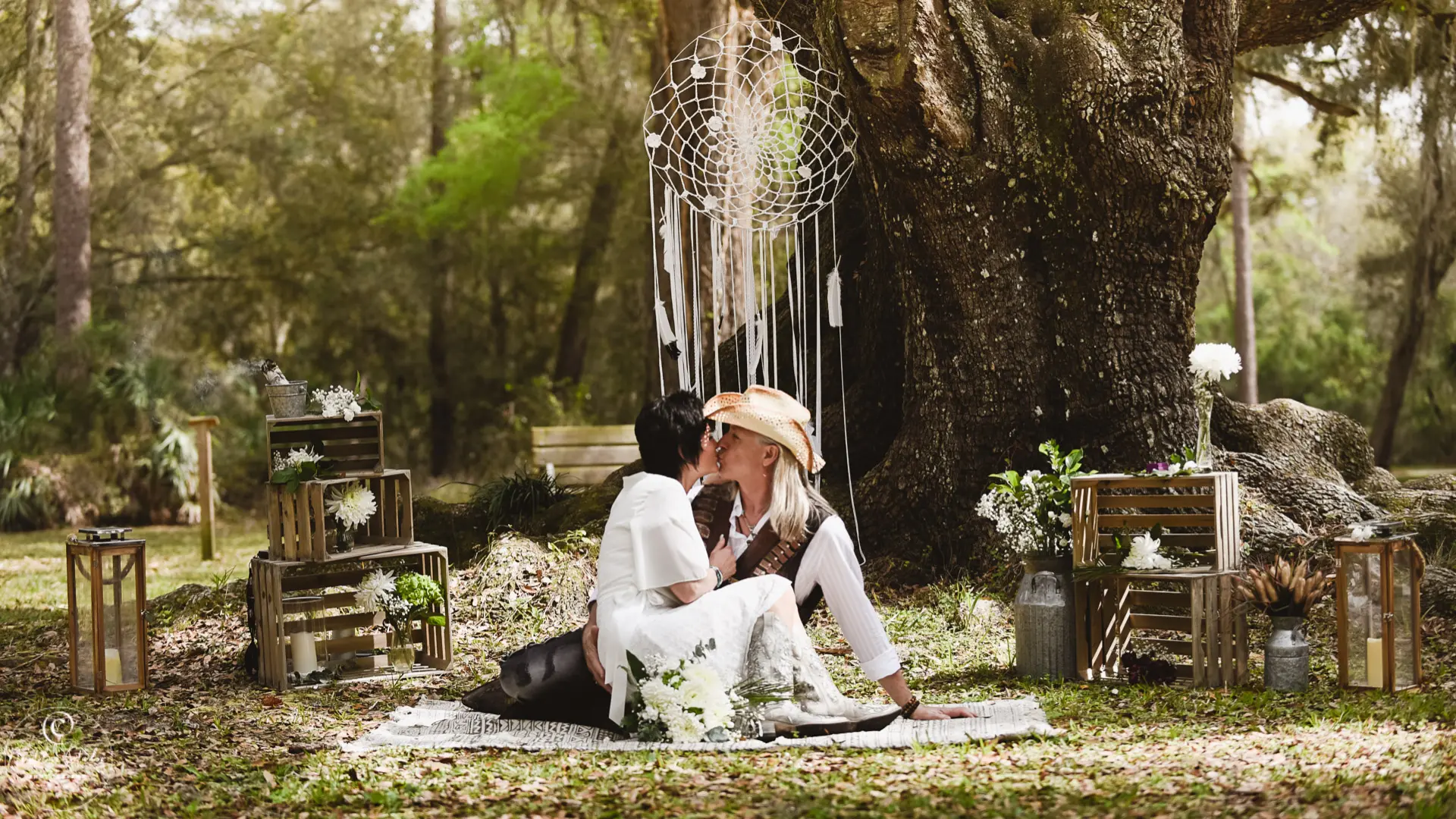 Indianisch inspirierte Hochzeit in Florida - Brautpaar unter Eiche mit Traumfänger