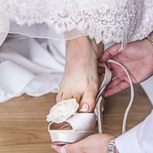 Hochzeitspediküre - Braut zieht Brautschuhe an