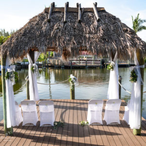 Hochzeitsdeko am Bootssteg mit Tiki Hut in Florida