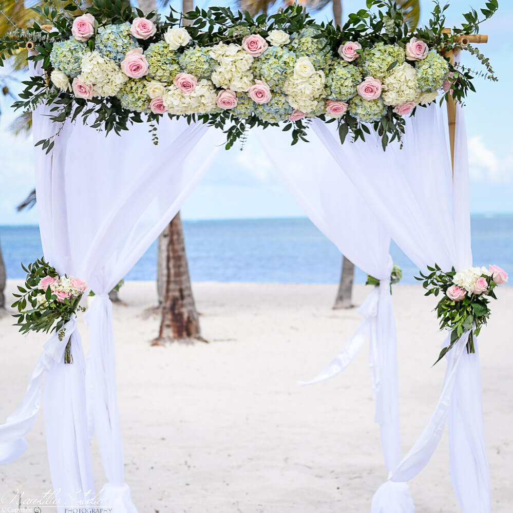 Luxus Strandhochzeit Florida, atemberaubender Hochzeitsbogen mit vielen Frischblumen