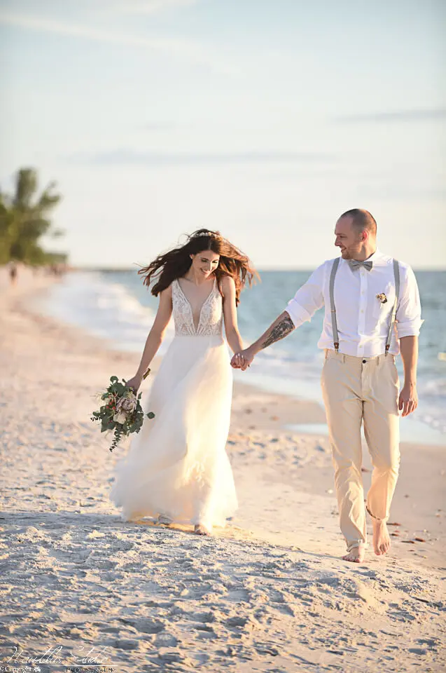 Florida Naples Strandhochzeit Naples Florida Strandhochzeit, Hochzeitspaar Hand in Hand am Strand