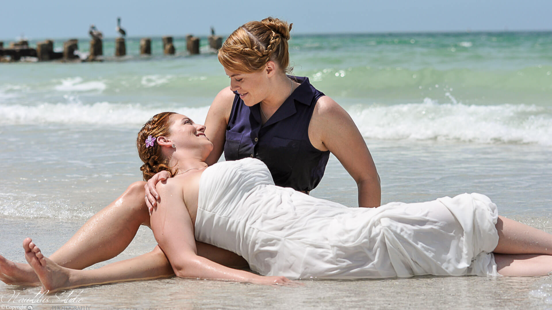 Gleichgeschlechtliche Hochzeit, same sex Trauung, zwei Frauen liegen am Meeresrand