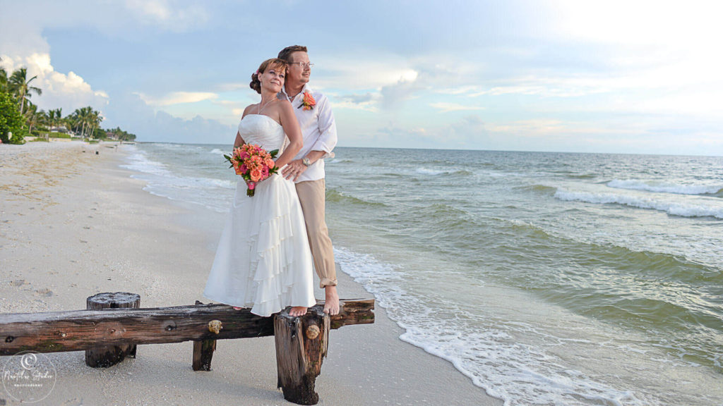 Strandhochzeit Naples Florida, Brautpaar schaut in die Ferne