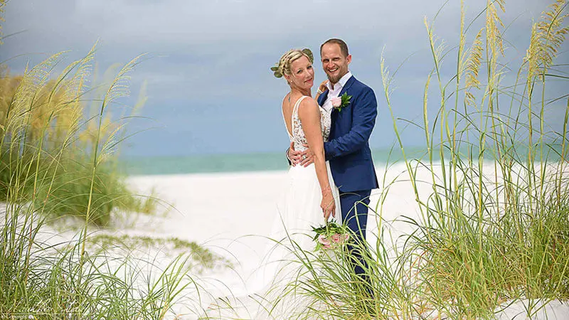 Anna Maria Island Hochzeit, Bild vom Brautpaar in den Dünen