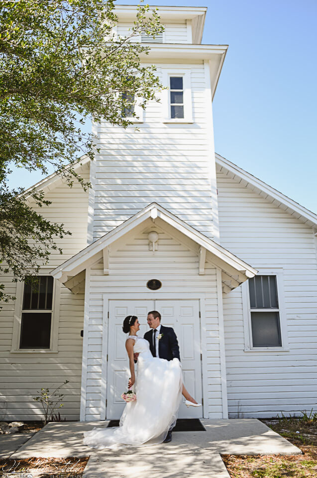 Kapellen Hochzeitspakete in Florida, Brautpaar vor der weißen Kapelle