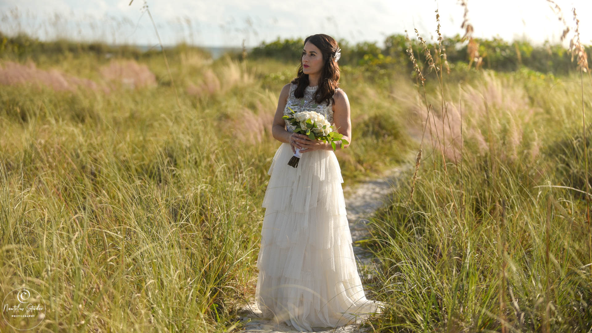 Symbolisch heiraten Florida, Bild von Braut die am Weg steht