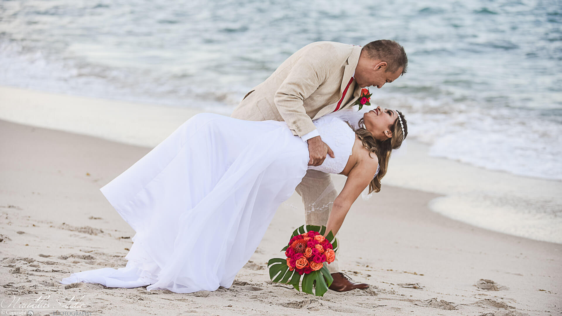 Symbolische Hochzeit Florida, Brautpaar tanzt am Strand