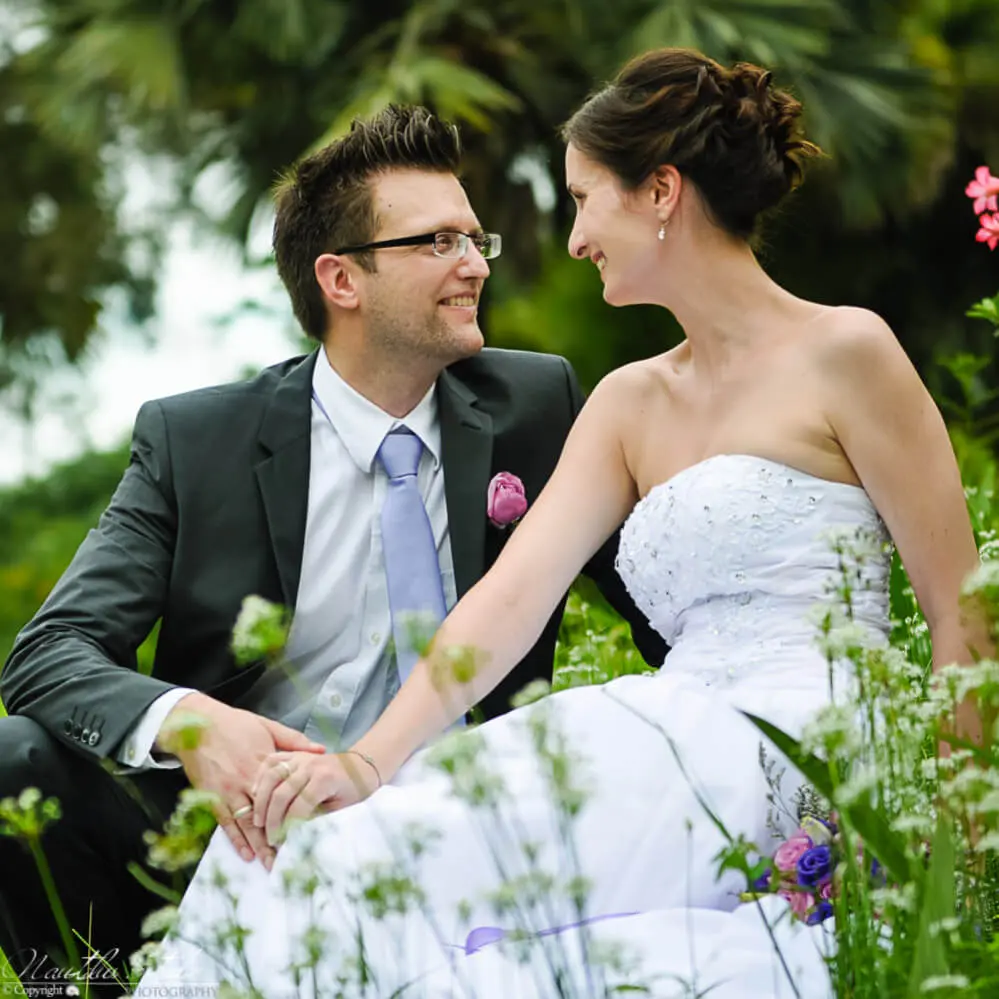 Hochzeit im Flamingo Gardens, Brautpaar sitzt in der Wiese