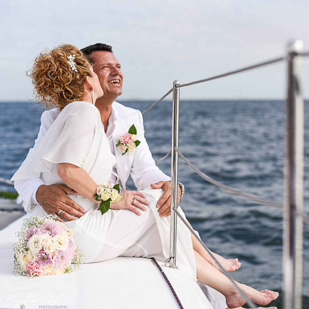 Segelboot Hochzeit Florida, Brautpaar sitzt and der Reeling