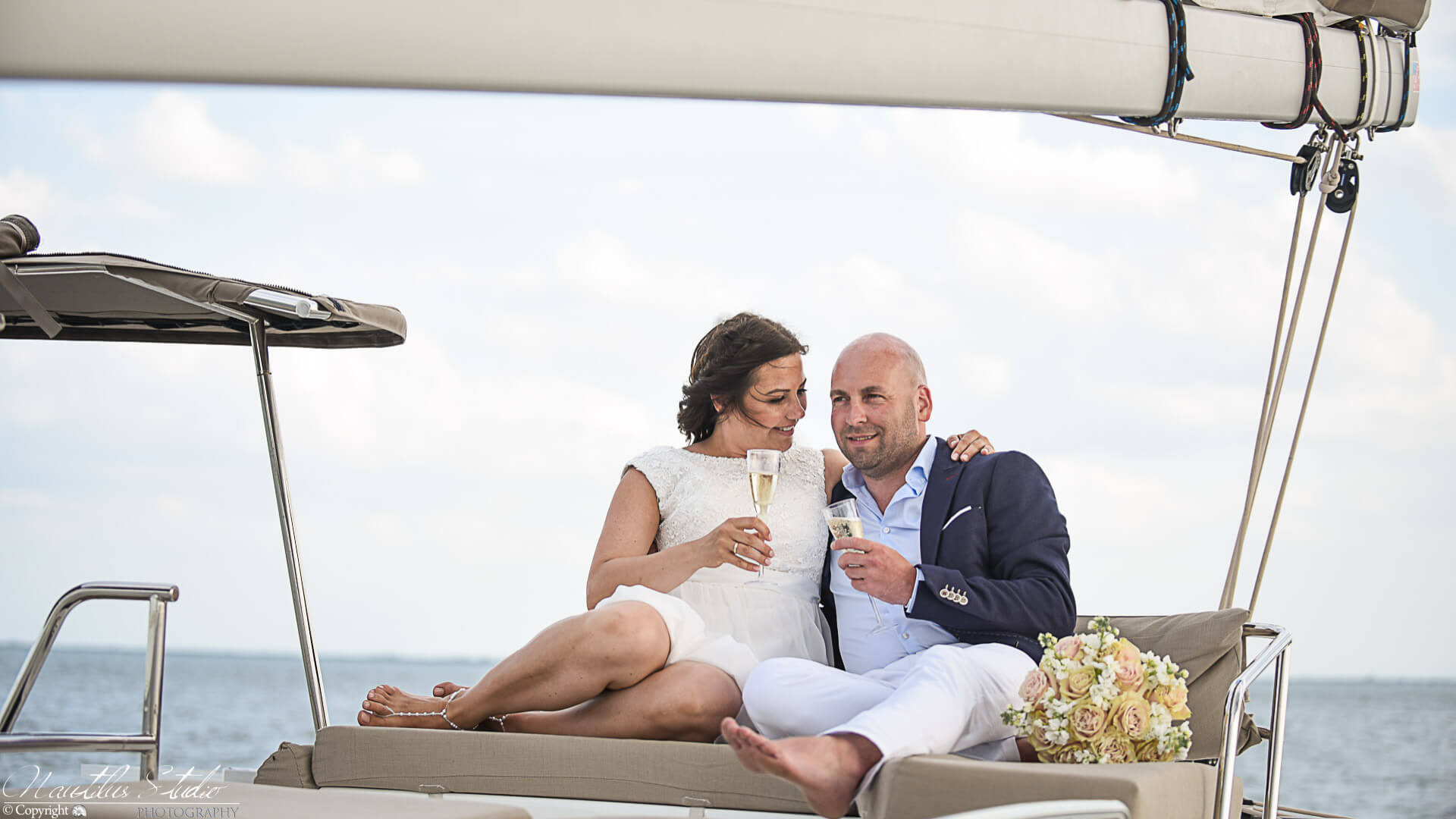 Foto von Brautpaar auf Luxus Segelboot