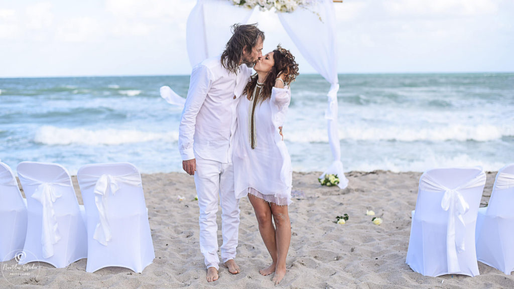 Fort Lauderdale Strandhochzeit, Brautpaar mit Hochzeitsbogen