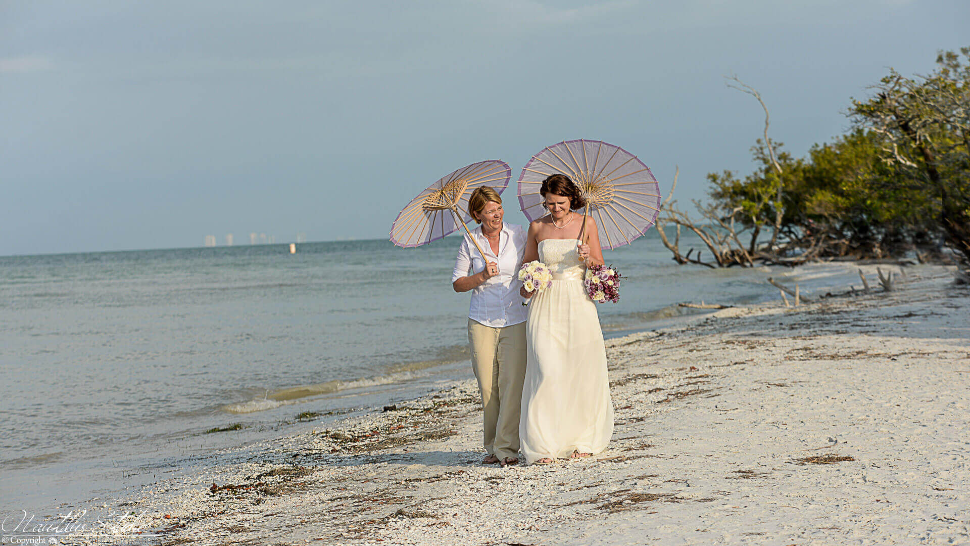 Gleichgeschlechtliche Hochzeit in Florida, zwei Frauen am Strand von Sanibel