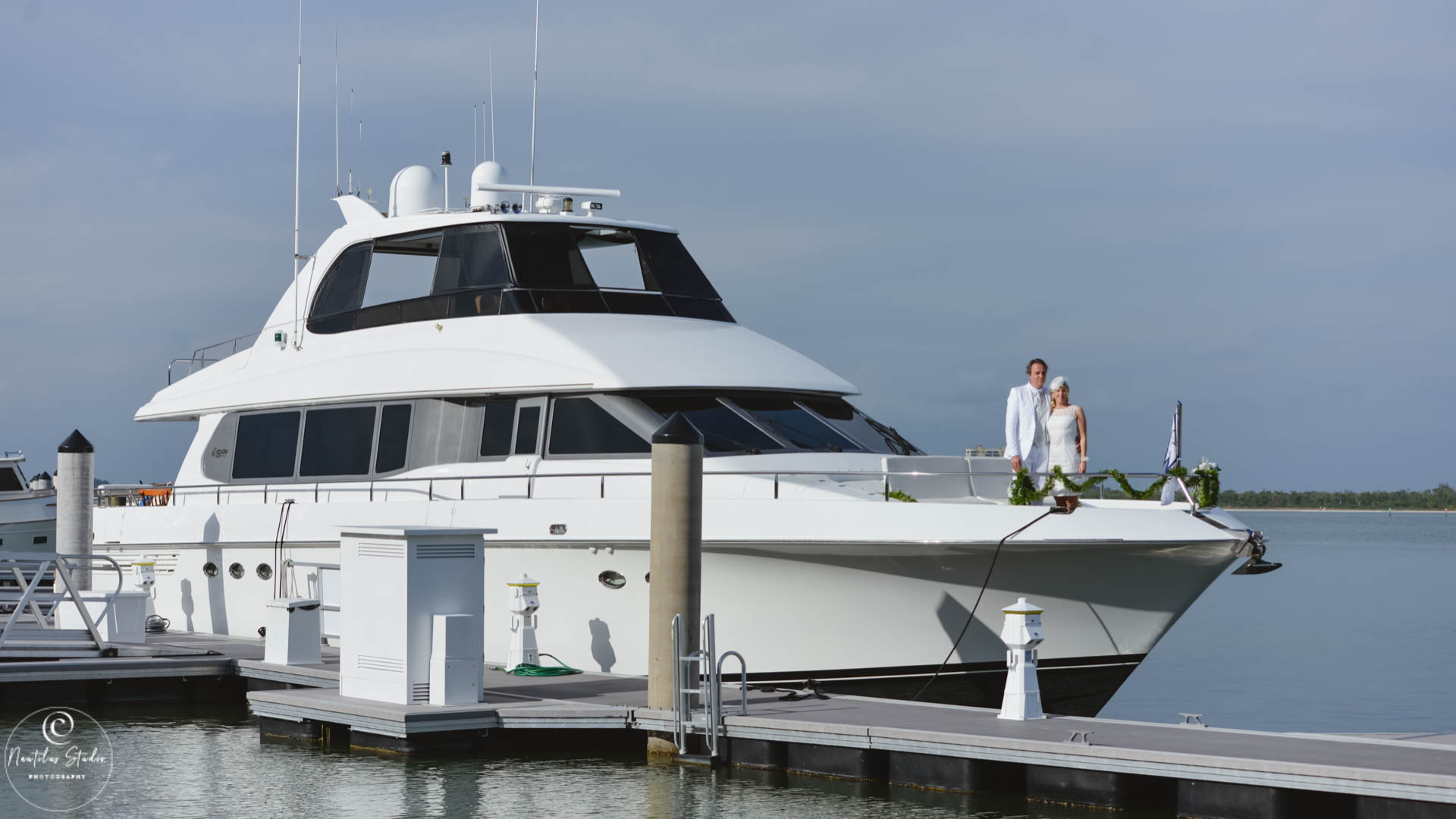 Yacht Hochzeit Florida, Foto vom Brautpaar auf Luxus Yacht