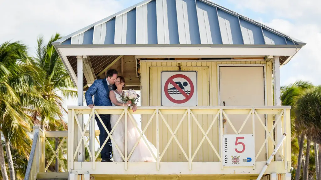 Key Biscayne Strandhochzeit Bild vom Brautpaar am Rettungsstand