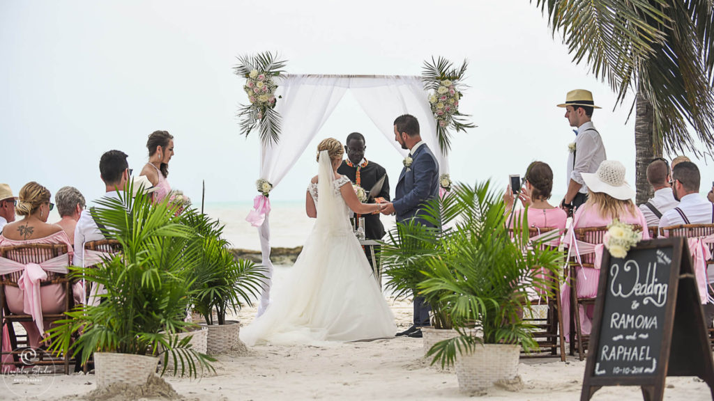 Key West Strandhochzeit zeigt Brautpaar am Strand unter dekorierten Bogen