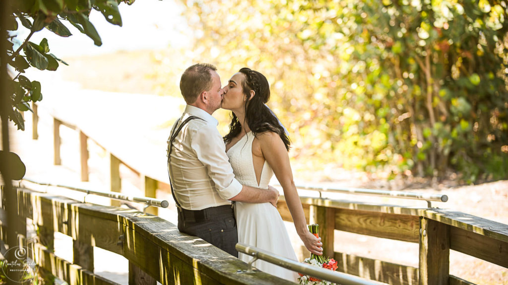 Heiraten in Longboat Key, Brautpaar küsst sich auf der Brücke