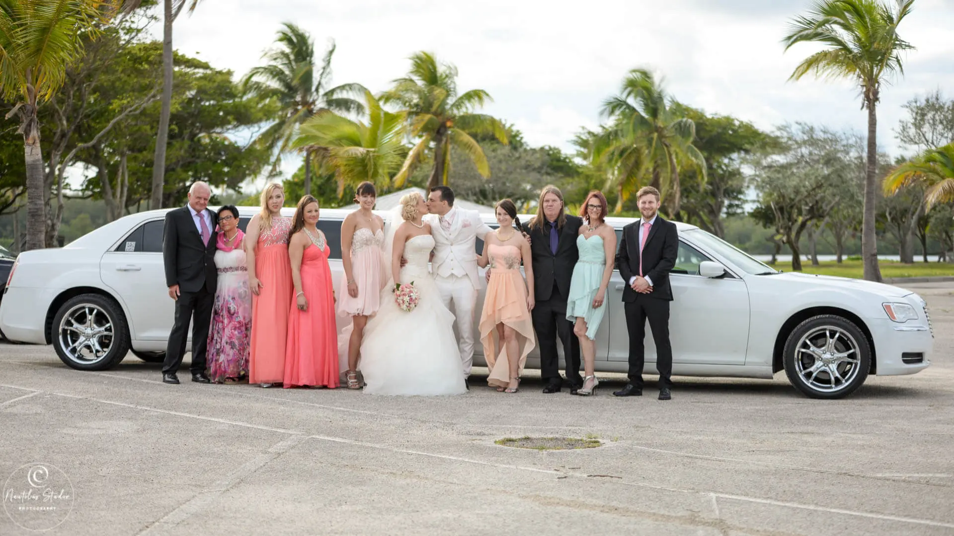 Luxus Strandhochzeit Florida Foto von Limousine und Gästen