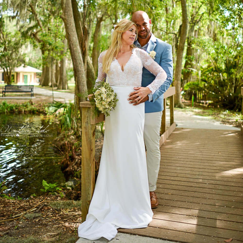 Florida Garten Hochzeit, Bild vom Brautpaar auf einer Brücke