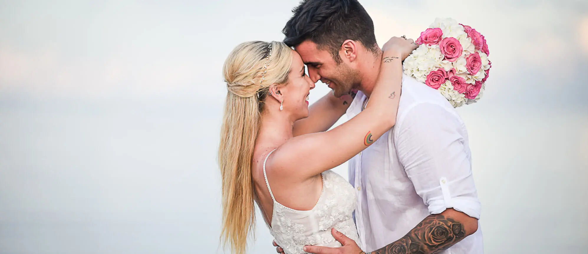 Oft gestellete Fragen, Foto von Brautpaar das sich in den Armen hält.