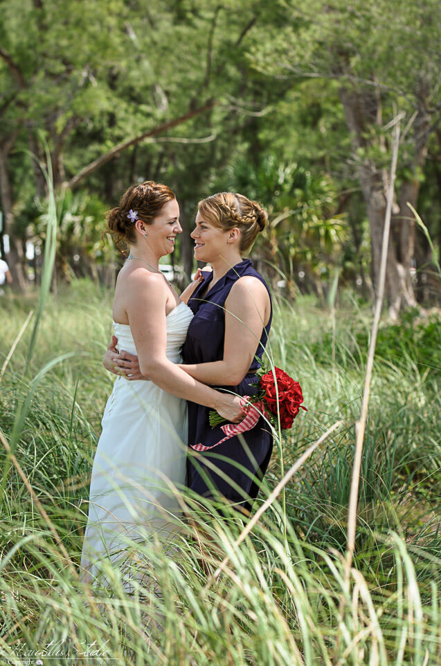 Gleichgeschlechtliche Hochzeit in Florida, zwei Frauen halten sich im Arm