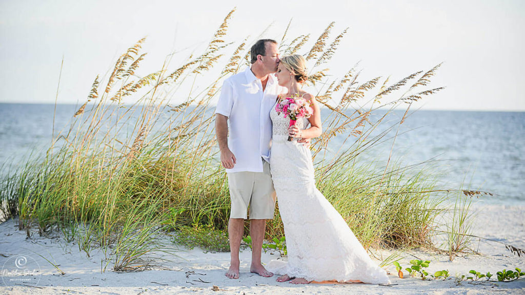 Heiraten auf Sanibel Island, Brautpaar romantisch am Strand