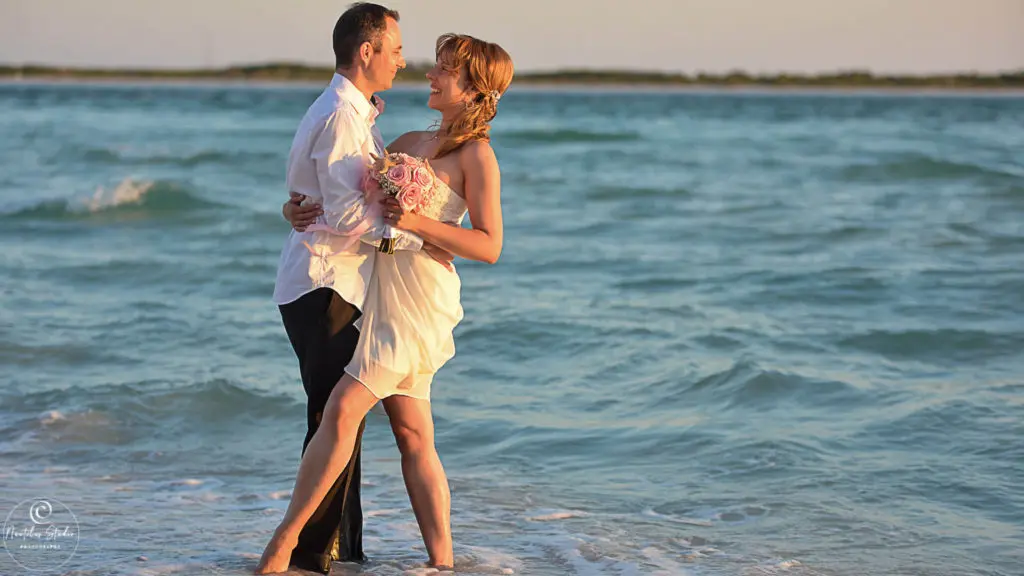 hochzeit in St Pete Beach Florida Heiraten in St. Pete Beach Florida, Brautpaar steht im Wasser