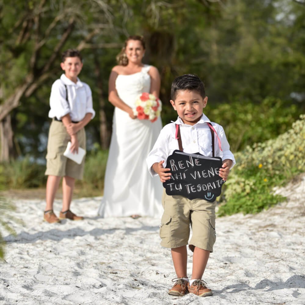 Dokumentenabwicklung heiraten in Florida, Foto von Junge der ein Schild trägt