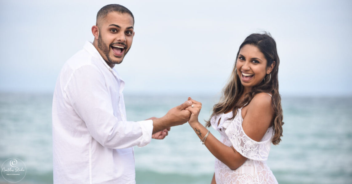 Foto von frisch Verlobten Paar am Strand in Florida