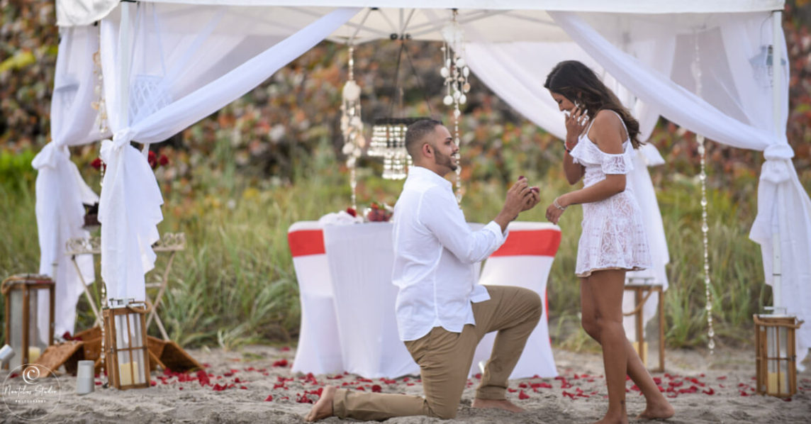 Foto von Heiratsantrag Mann geht auf die Knie