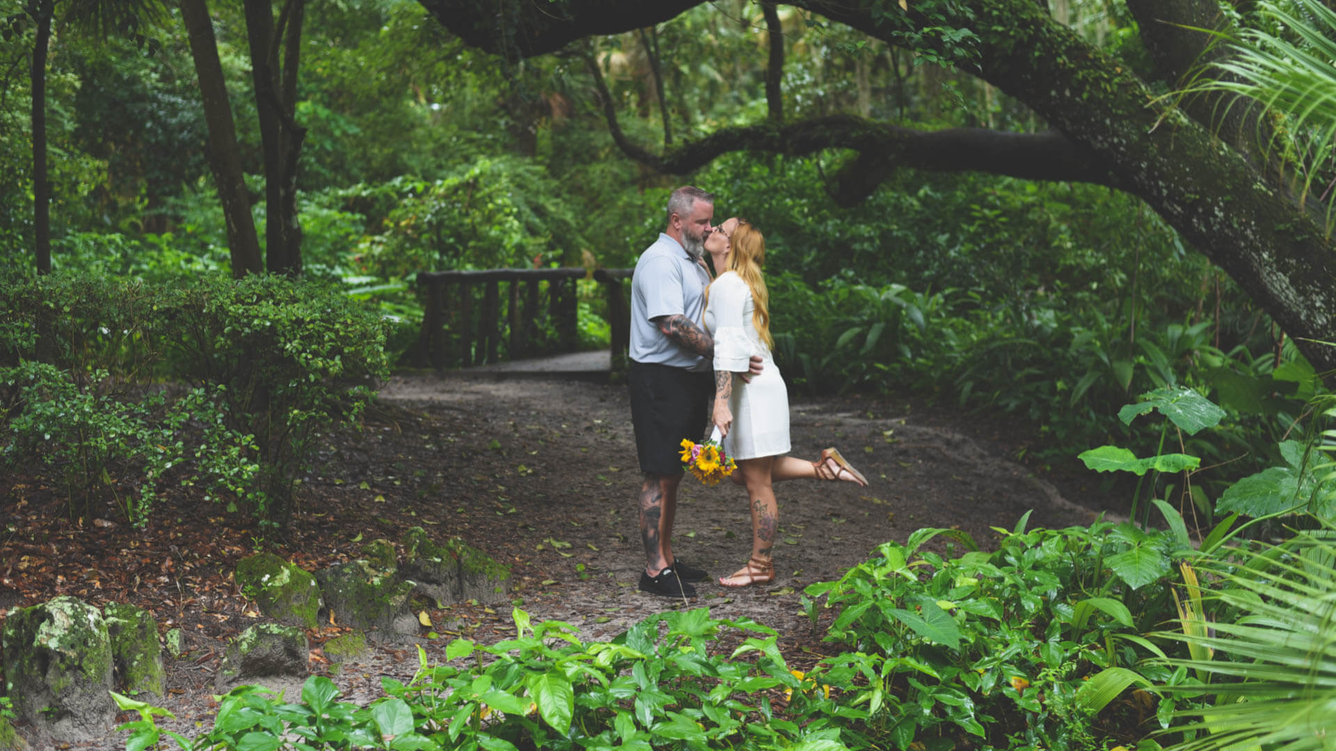 Blitz Hochzeit in Florida in Marion County, Brautpaar unter alten Eichen im Park
