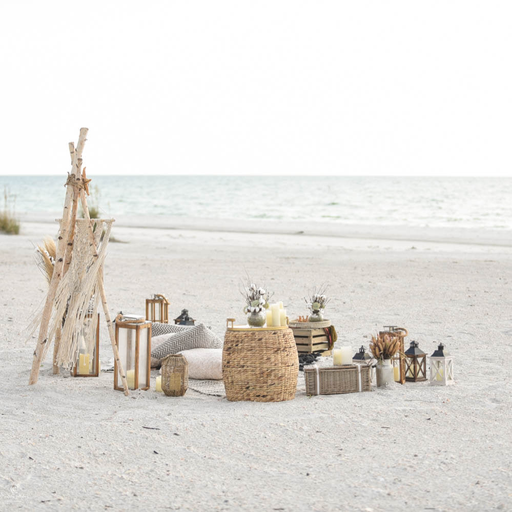 Heiratsantrag in Florida, Foto von Dekoration eines Strandpicknicks im Boho Stil