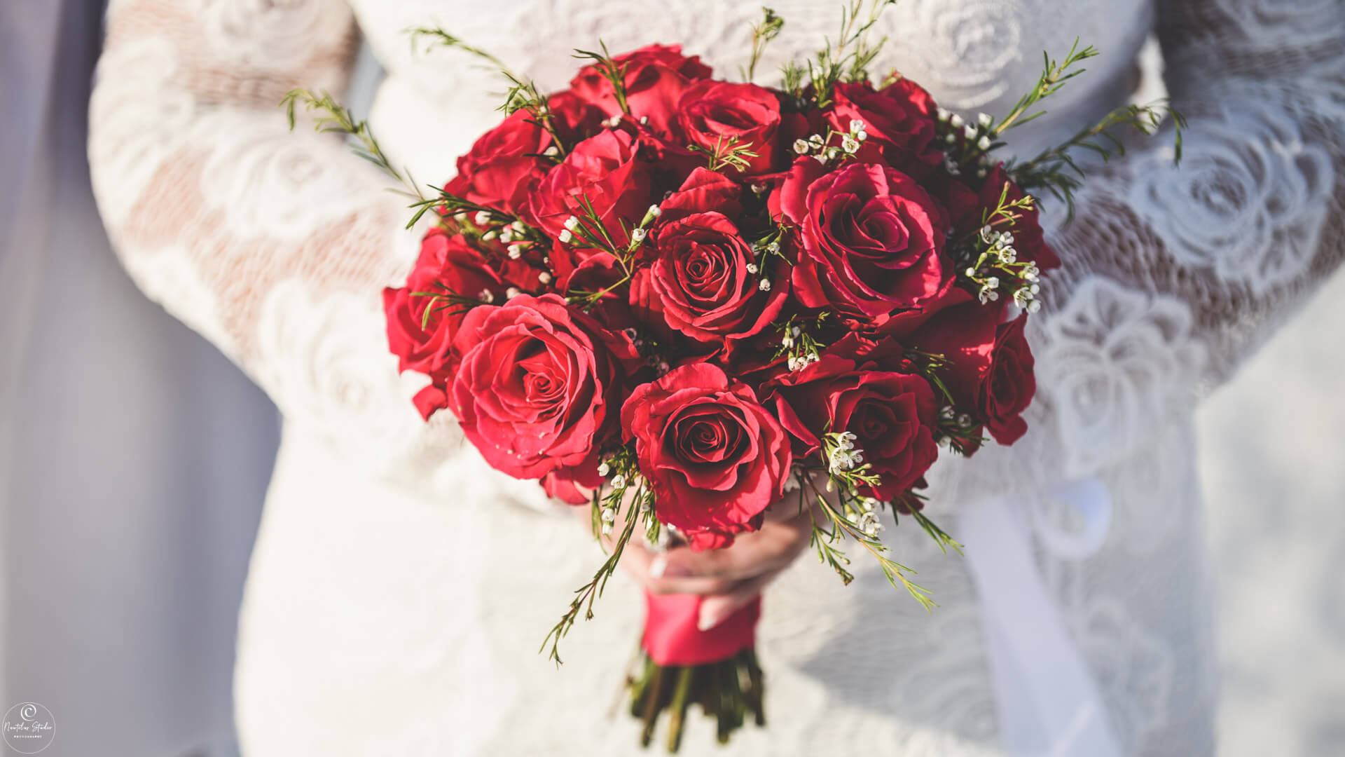Foto von Brautstrauss mit roten Rosen bei einer elopement hochzeit last minute