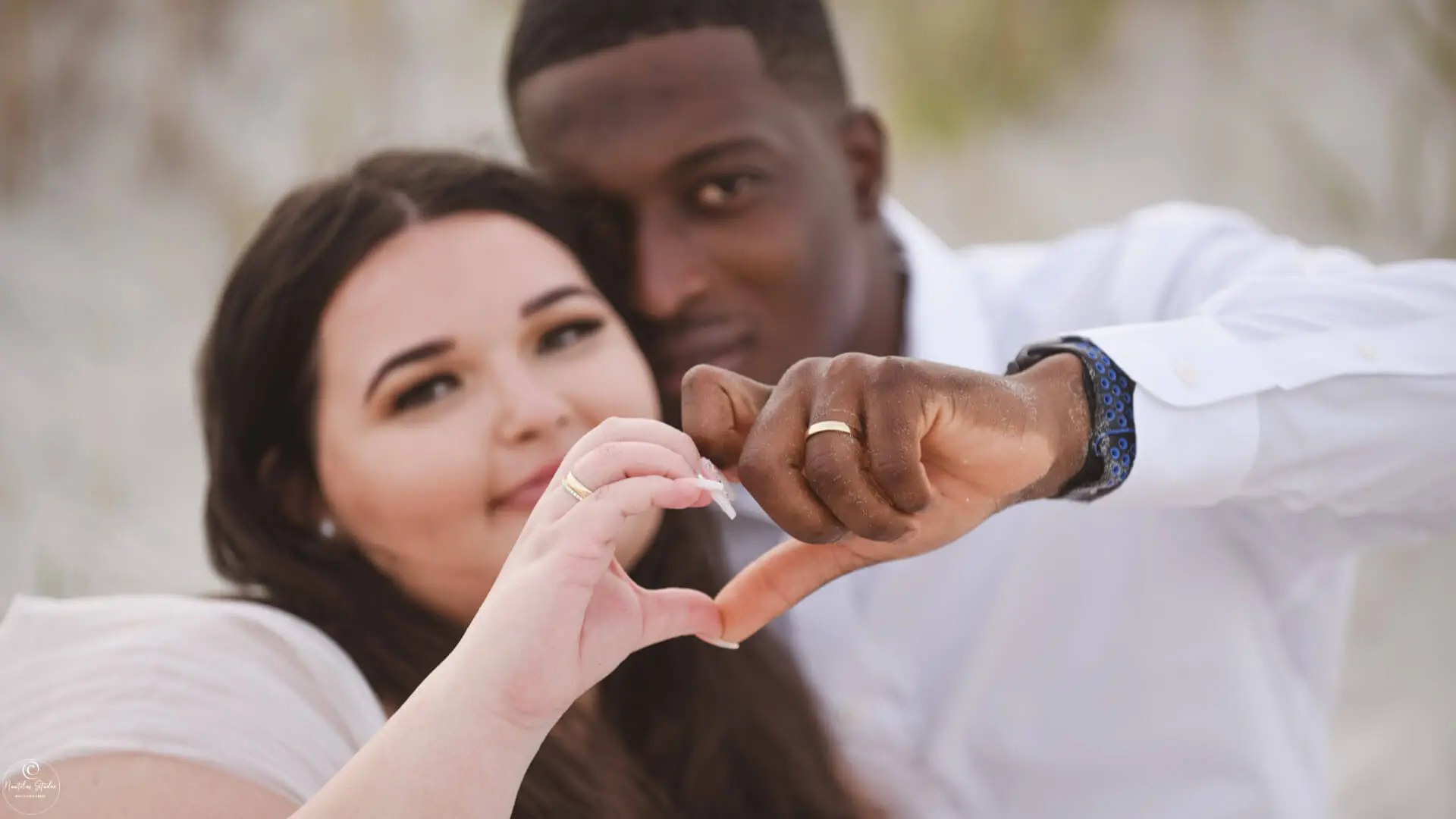 Foto von Brautpaar die ein Herz mit ihren Haenden macht bei ihrer last minute Hochzeit in Florida