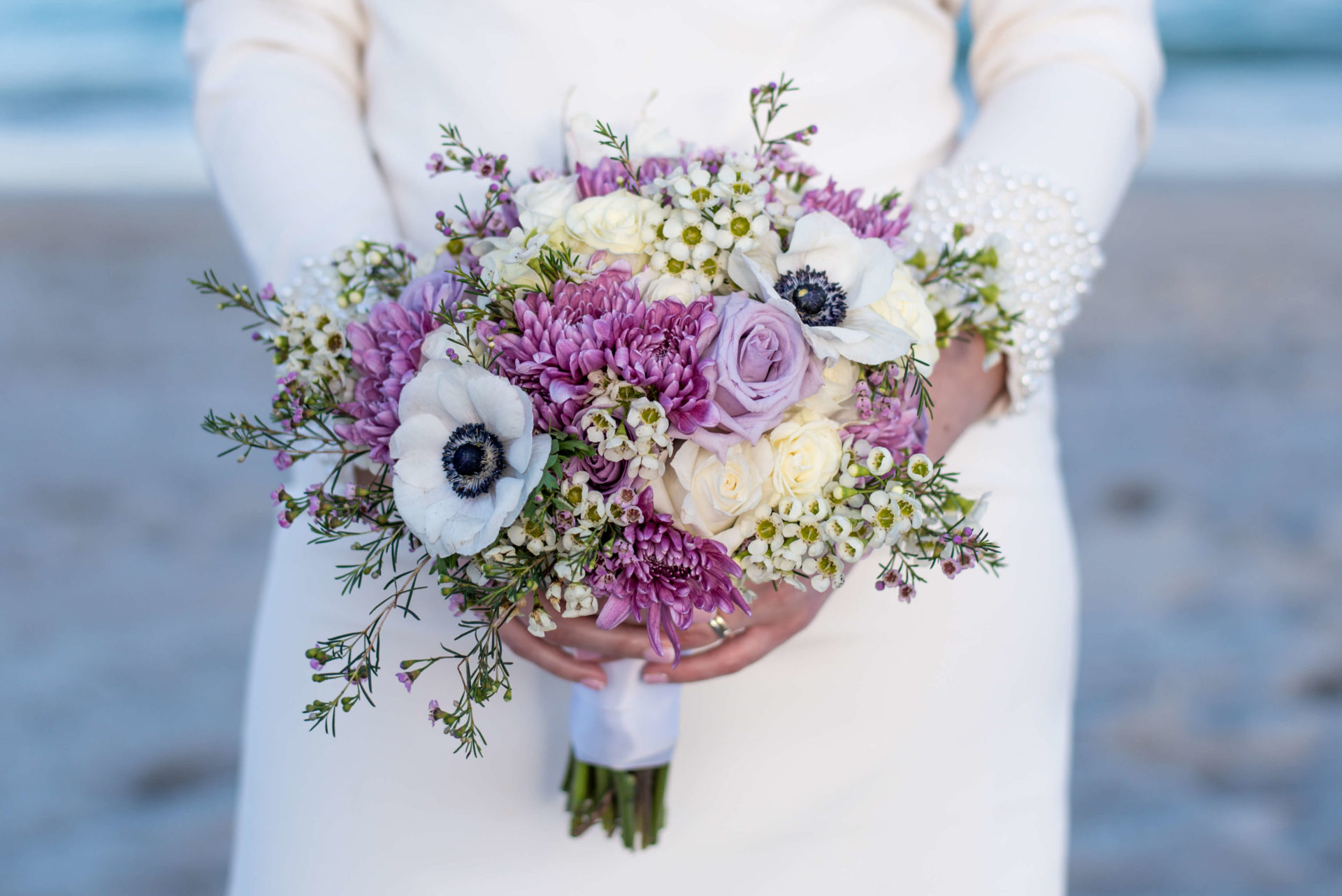 Brautstrauss mit weissen Anemomen und Lavendel