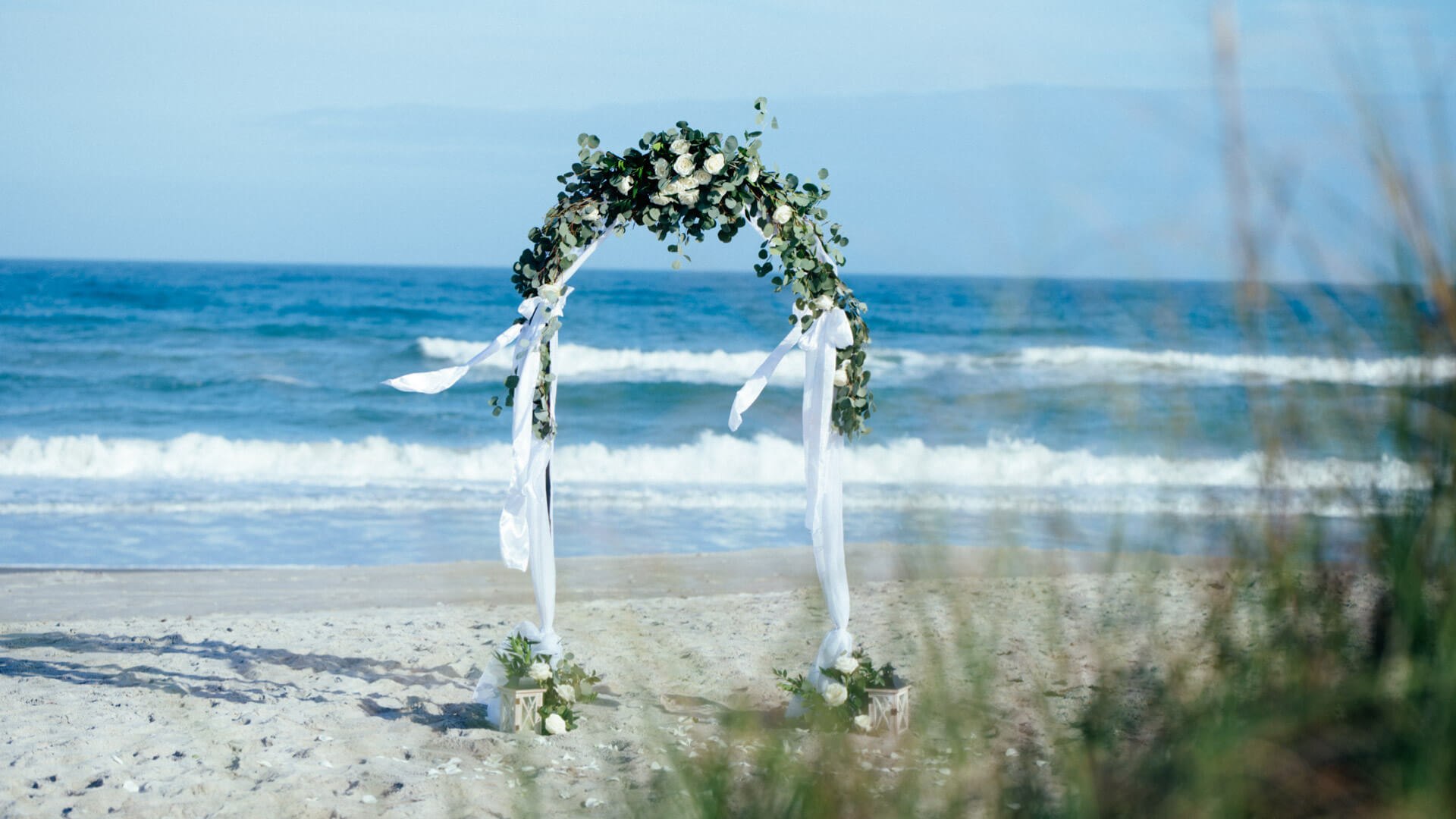 Hochzeit für zwei in Florida, Foto vom Hochzeitsbogen mit weissen Rosen und Gruen