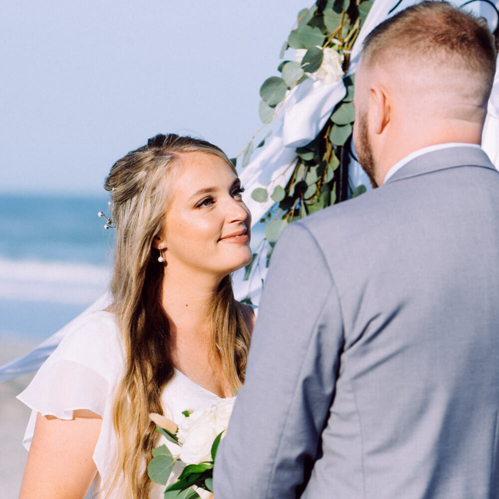 Hochzeit für zwei in Florida, Bild vom Brautpaar bei der Trauung am Strand