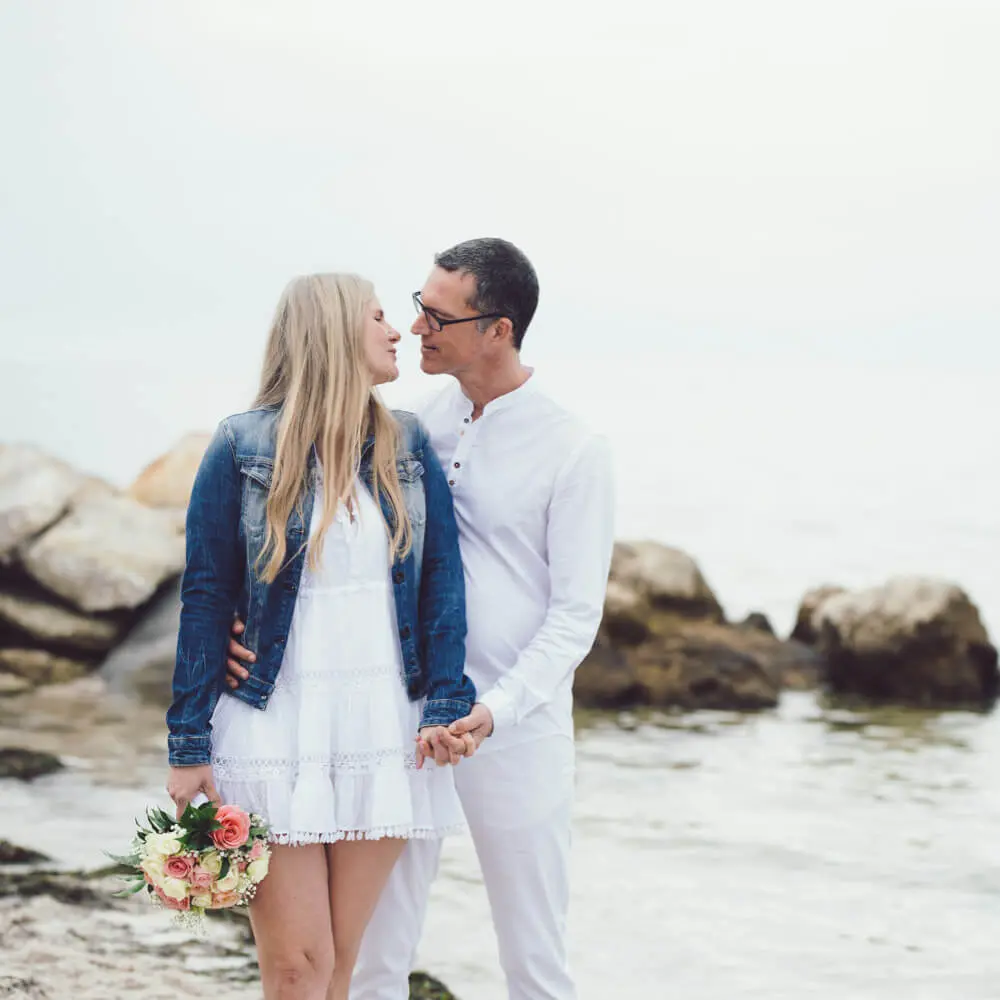 Foto von einer einfachen Strandhochzeit in Florida. Bild vom Brautpaar am Meer