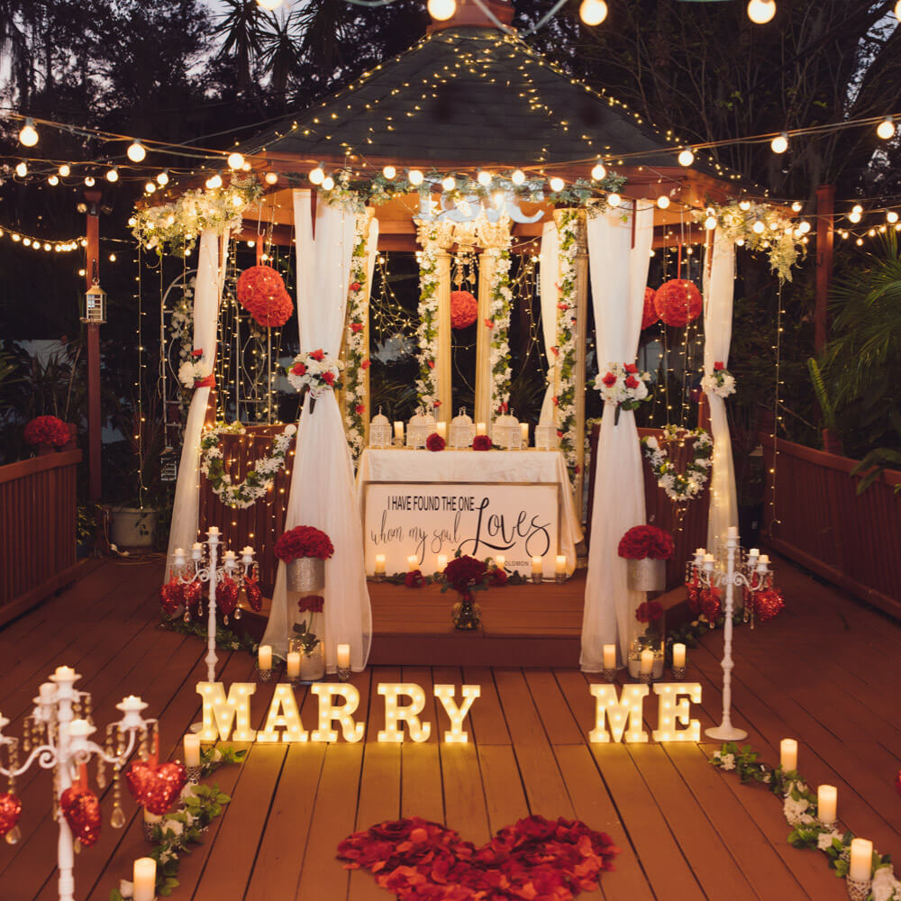 Foto von Heiratsantrag in Tampa von dekoriertem Pavilion mit Kerzen und Lichtern